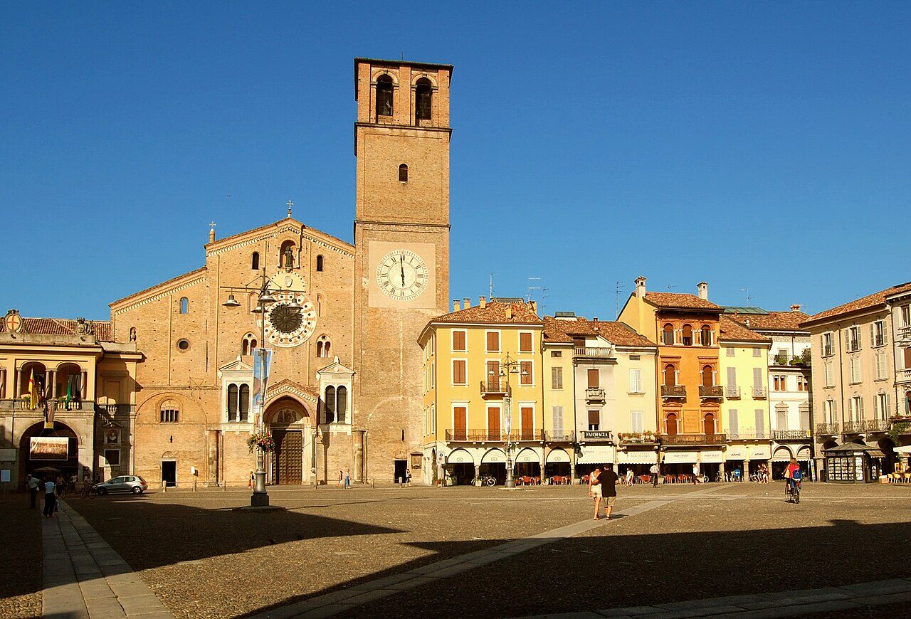 Piazza della Vittoria e il Duomo di Lodi