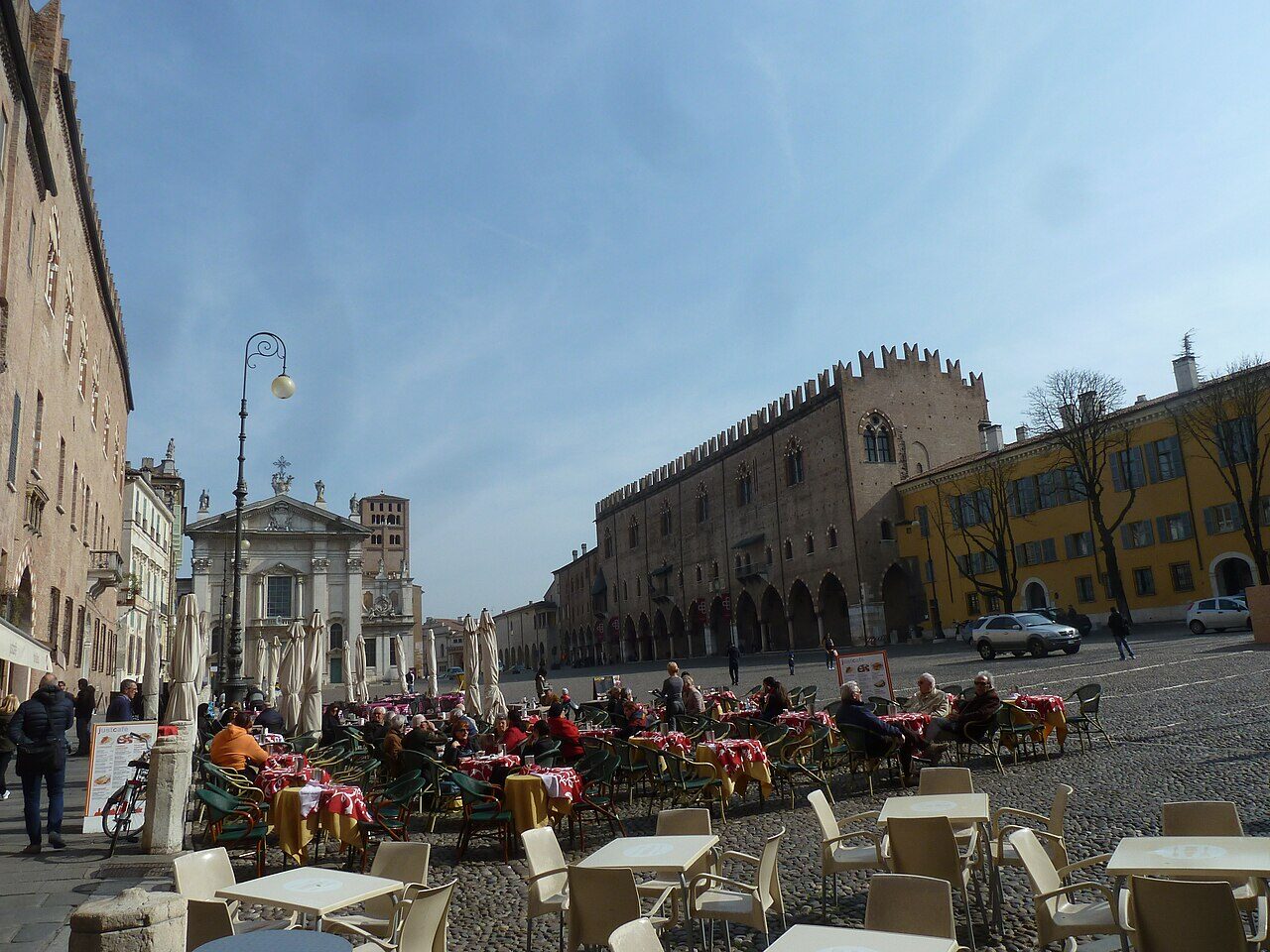 Piazza Sordello e il Palazzo Ducale di Mantova