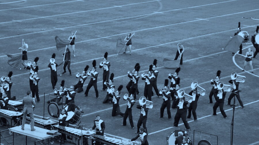 Drum and bugle corps in formazione durante un drill show