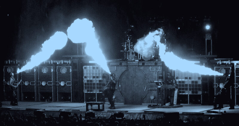 Rammstein dal vivo con effetti pirotecnici